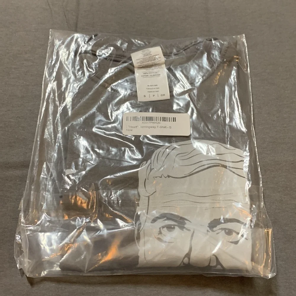 I heart Hemingway grey t shirt size small